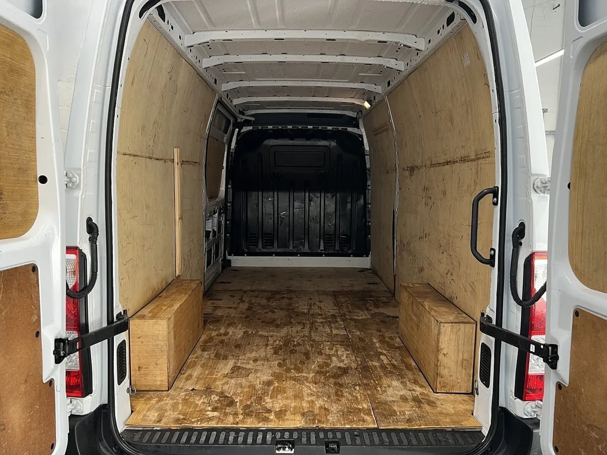 2023 Renault Master Medium Roof Panel Van - Image 4