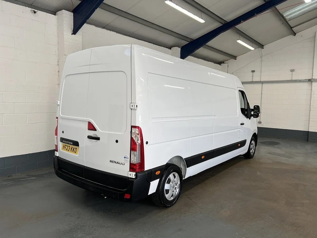 2023 Renault Master Medium Roof Panel Van - Image 2