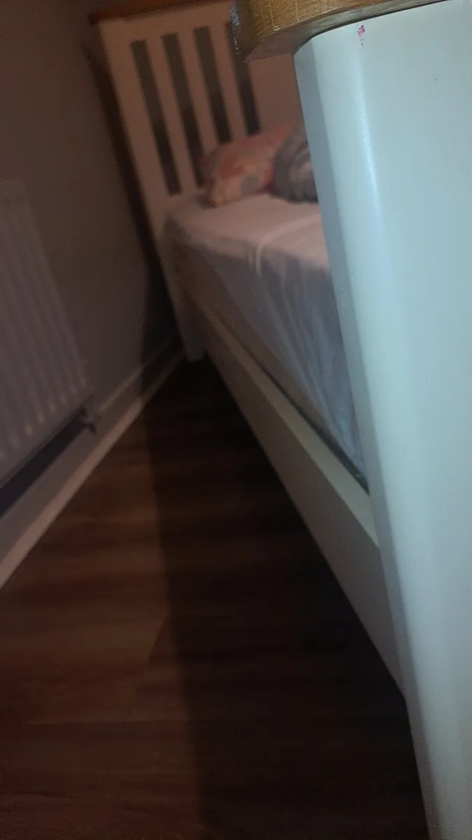 Single bed - Image 2