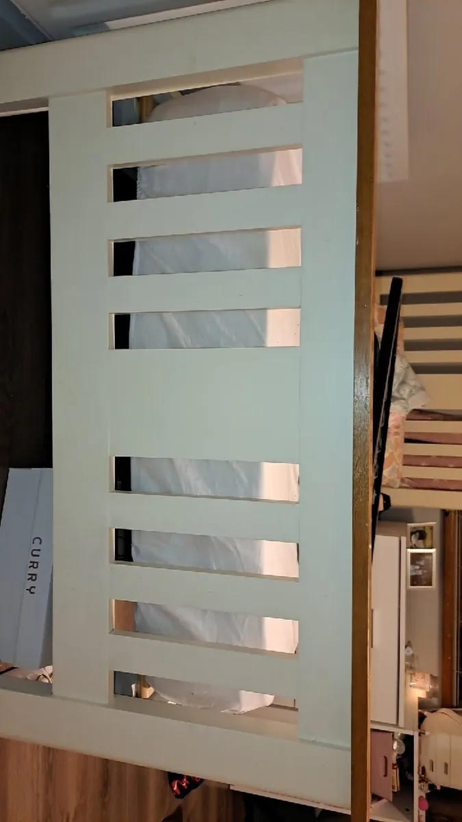 Single bed - Image 1