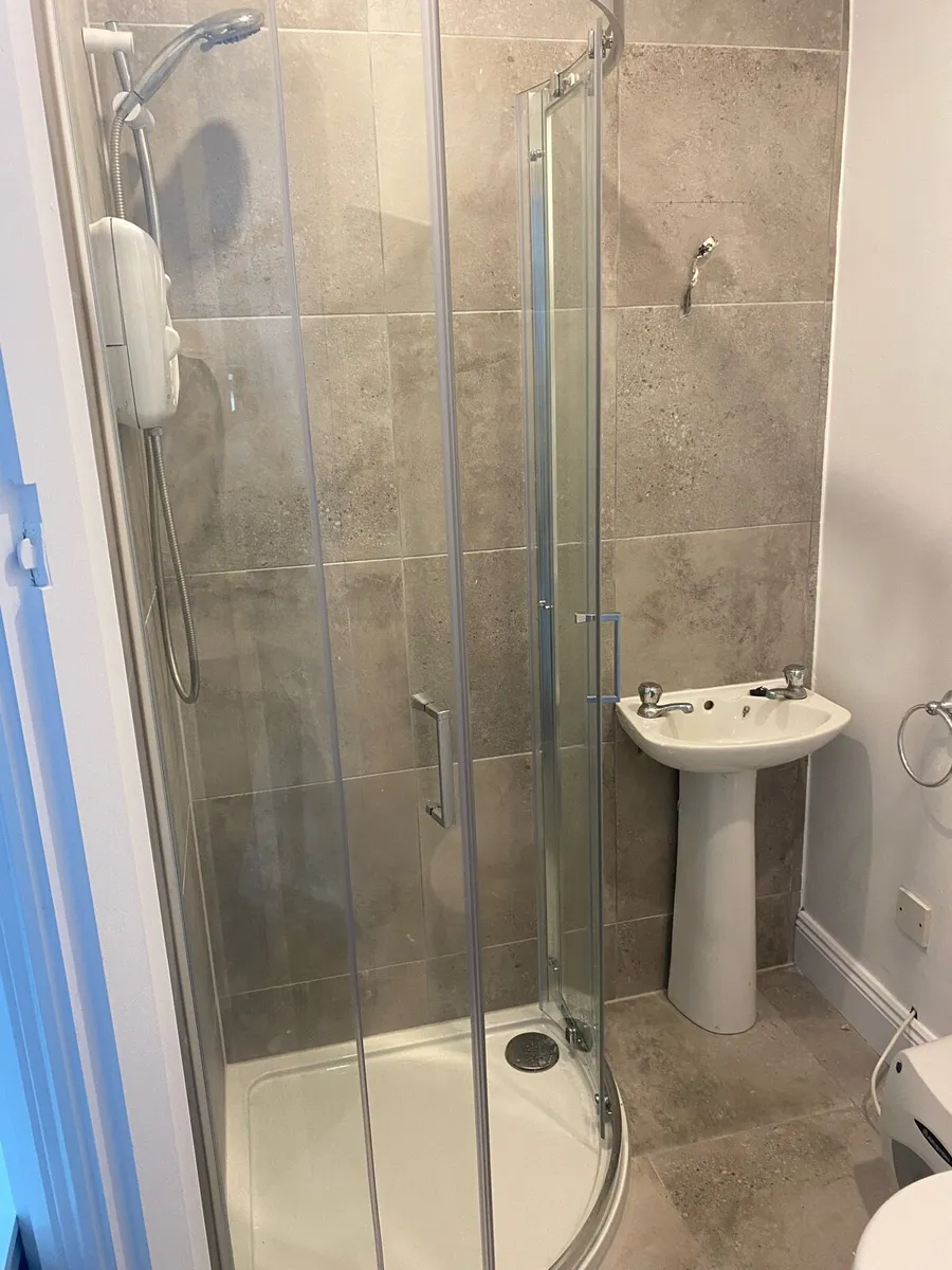 Studio Apartment to Let - Image 2