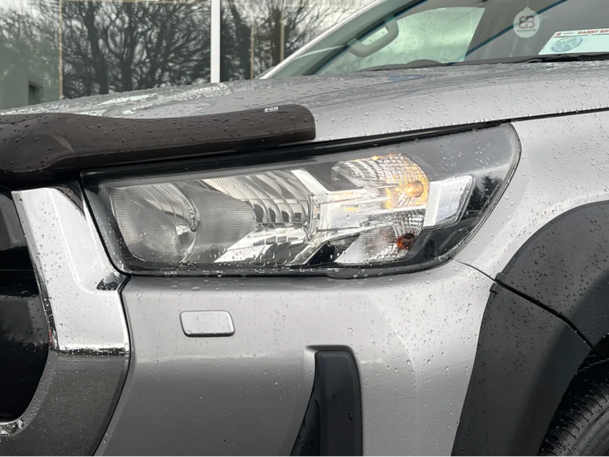 Toyota Hilux 2.8 D/CAB SR5 AUTO 5DR A 4DR - Image 3