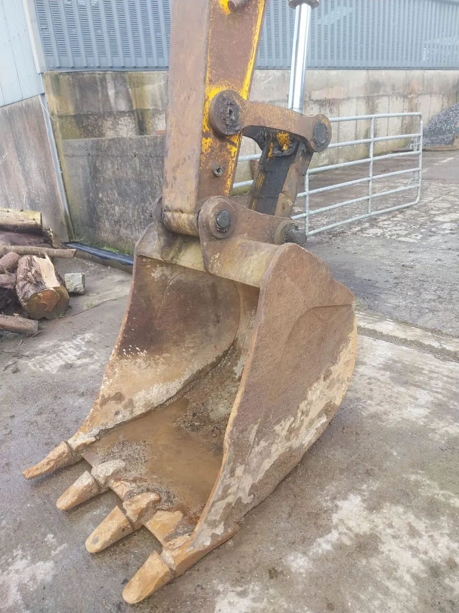 JCB JS130 Excavator - Image 4