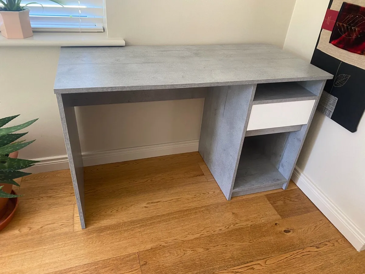 Study desk - Image 3