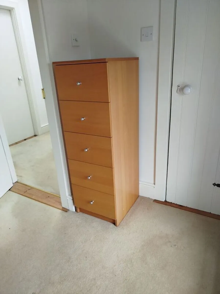 Two bedside lockers and 5 drawer chest of drawers - Image 1