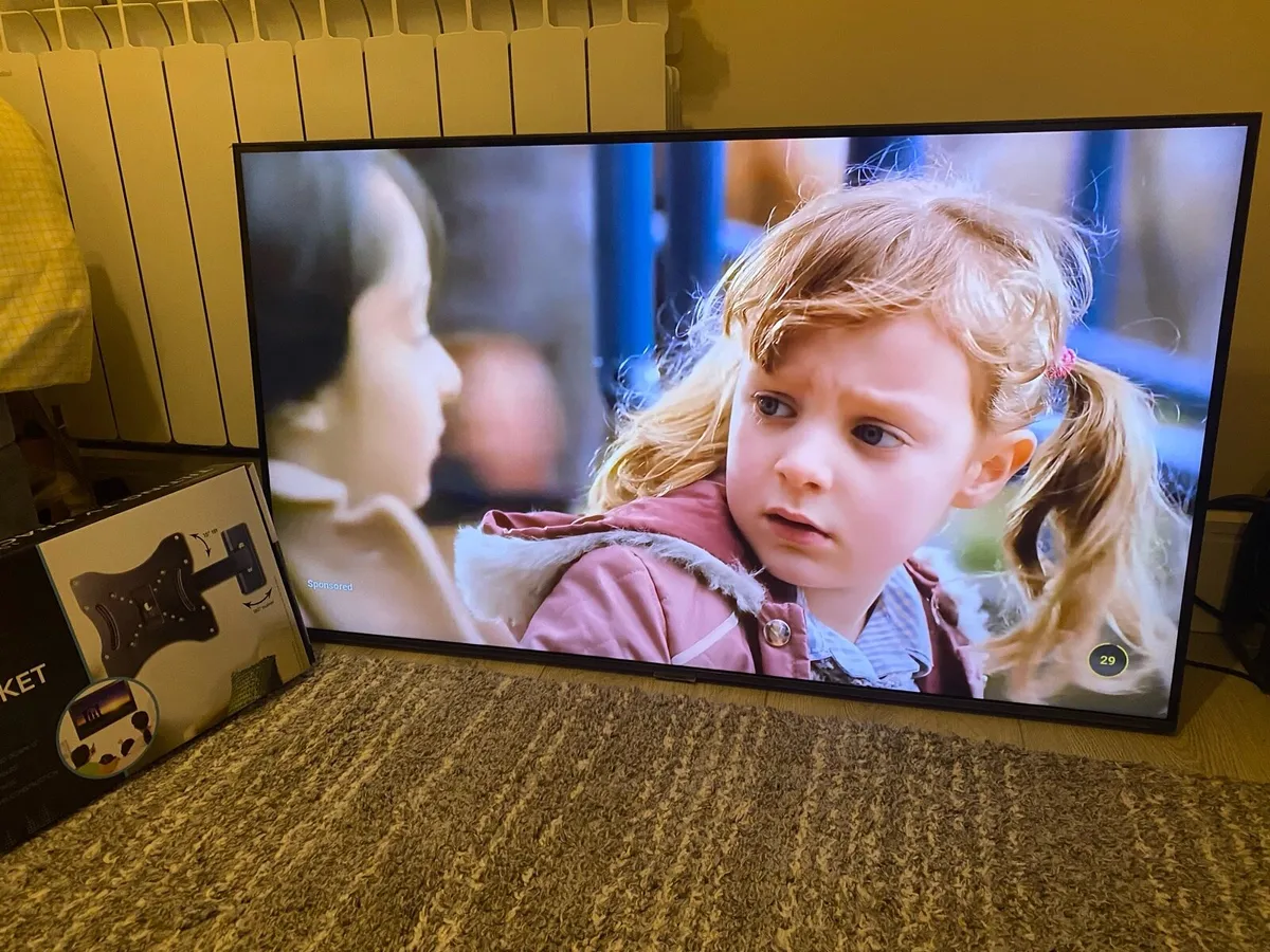 Samsung smart Tv 4K 43 inch, It comes with - Image 4