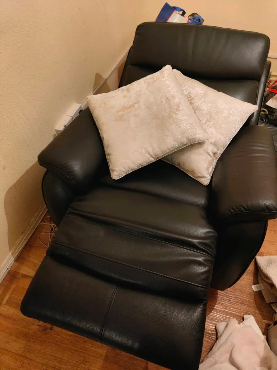 AMAZING BLACK LEATHER ELECTRIC RECLINER - Image 3