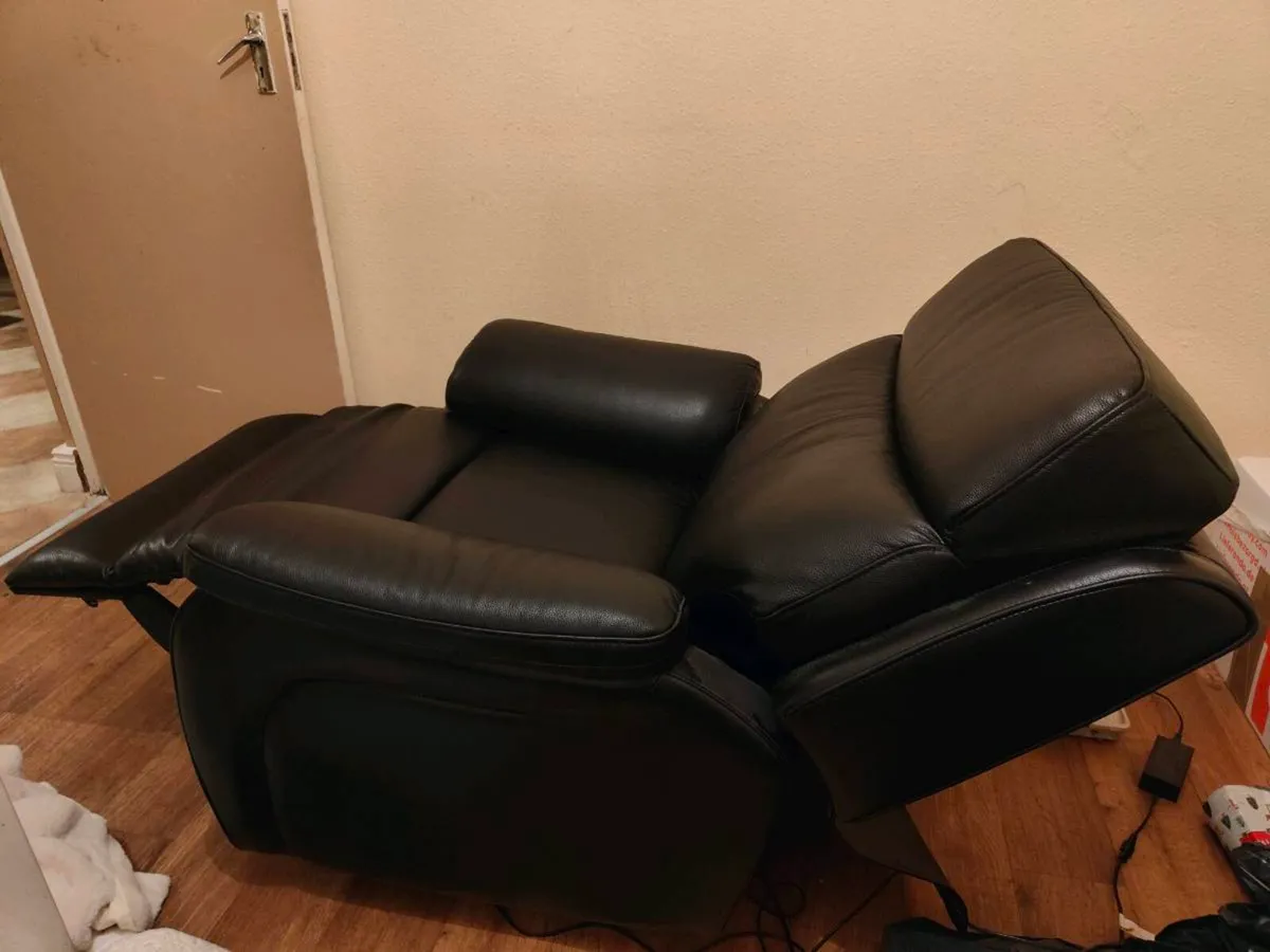 AMAZING BLACK LEATHER ELECTRIC RECLINER - Image 1