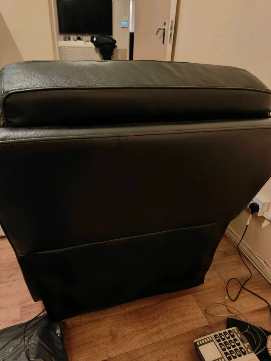 AMAZING BLACK LEATHER ELECTRIC RECLINER - Image 4