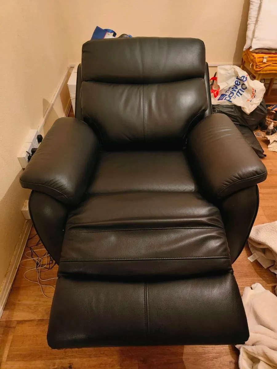 AMAZING BLACK LEATHER ELECTRIC RECLINER - Image 2