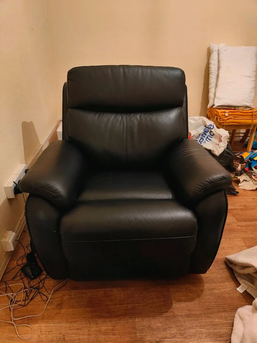 AMAZING BLACK LEATHER ELECTRIC RECLINER - Image 1
