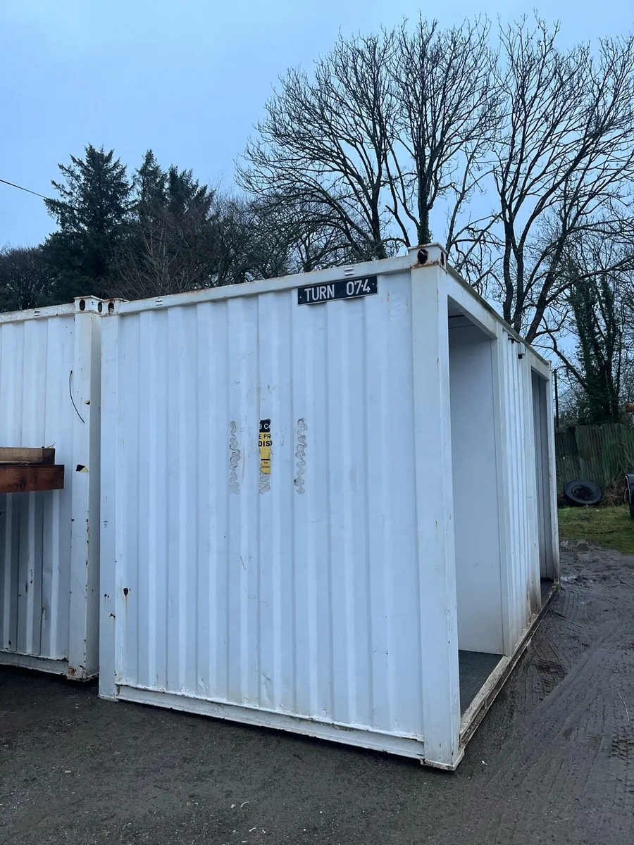 Turnstile cabins - Image 1