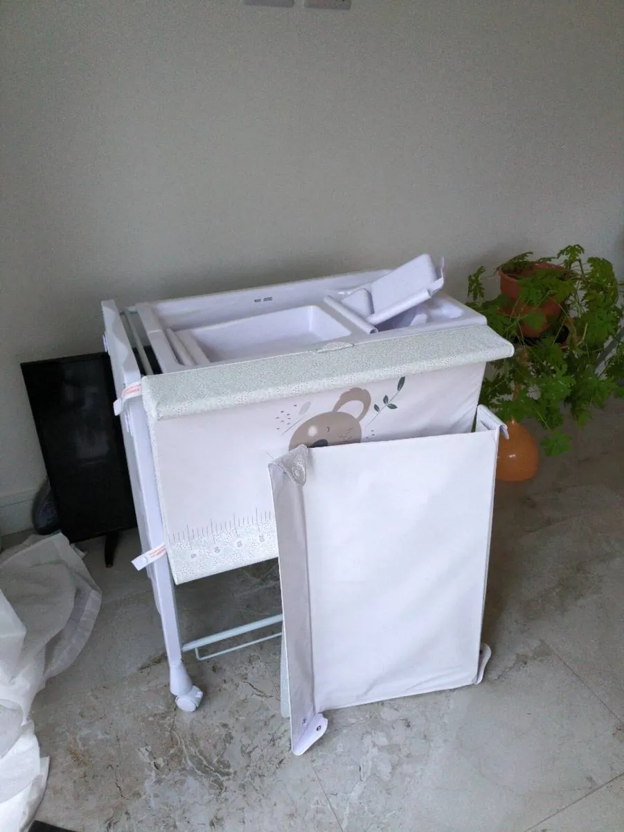 Baby changing station - Image 1