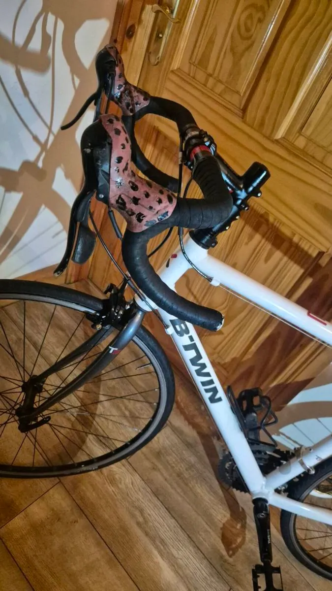 B twin road adult bike - Image 3