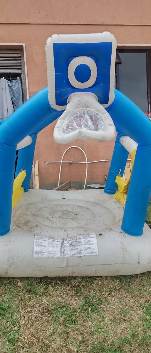 Bouncing castle please read description - Image 1