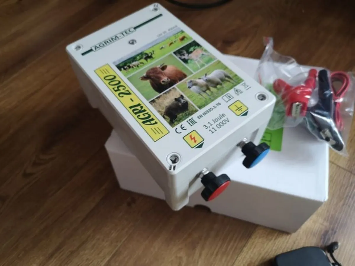 Strong Battery/Mains Fencer up to 50km - Image 1