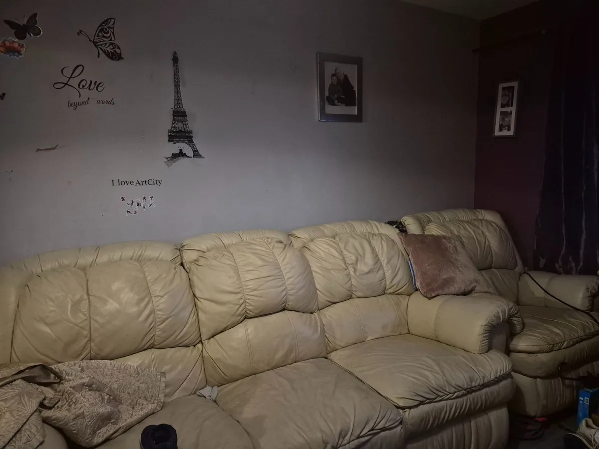 Suite of furniture white leather