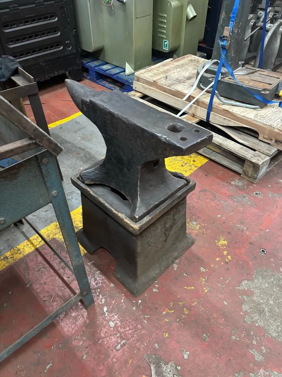 100 kg anvil with a 100 kg stand forged - Image 1