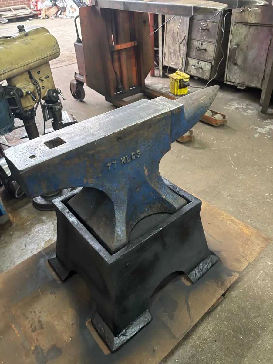 77 cast steel brooks anvil & Stand. - Image 3