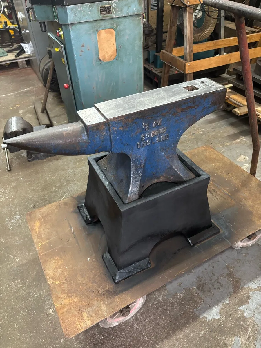 77 cast steel brooks anvil & Stand. - Image 4