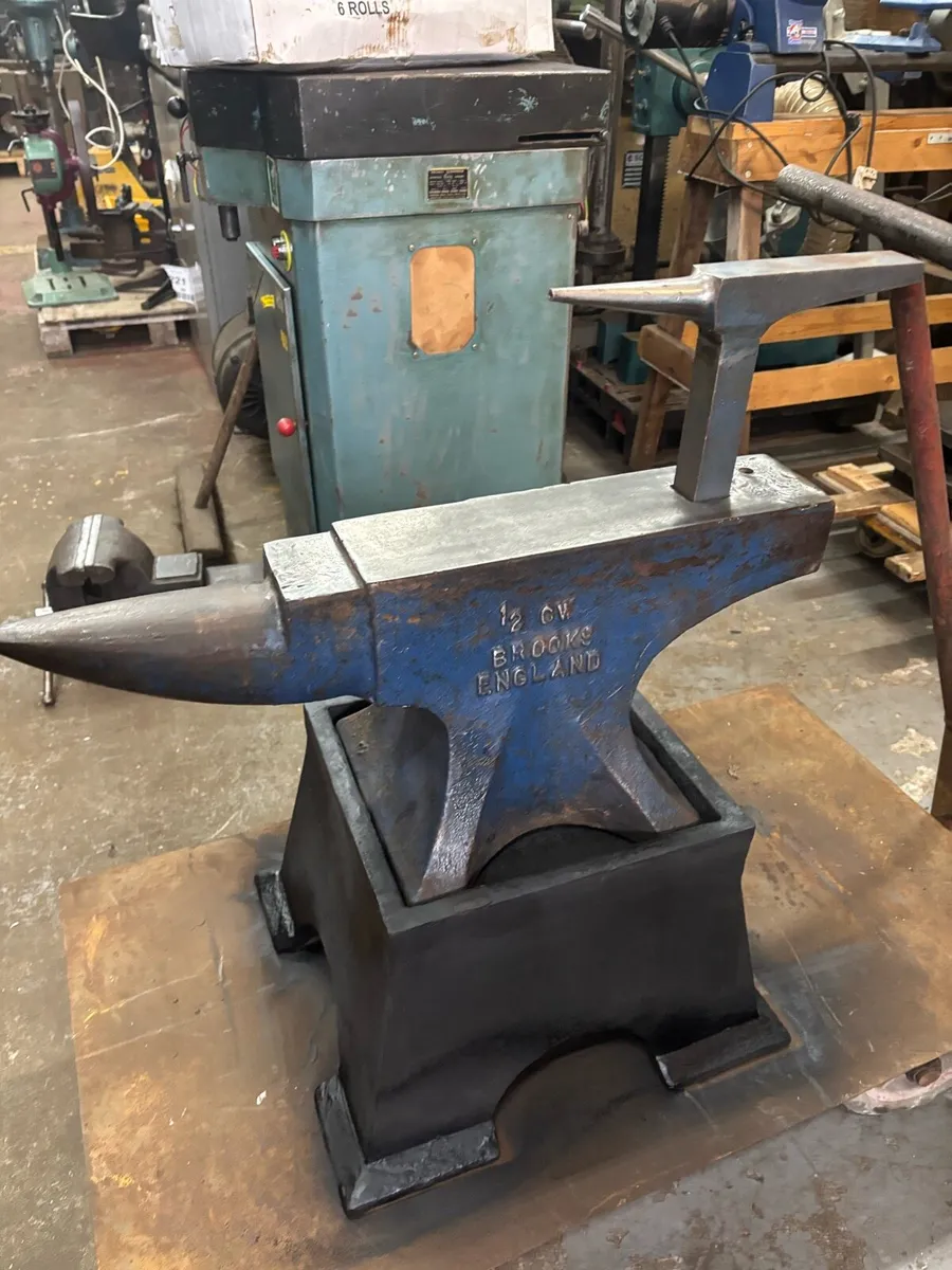 77 cast steel brooks anvil & Stand. - Image 1