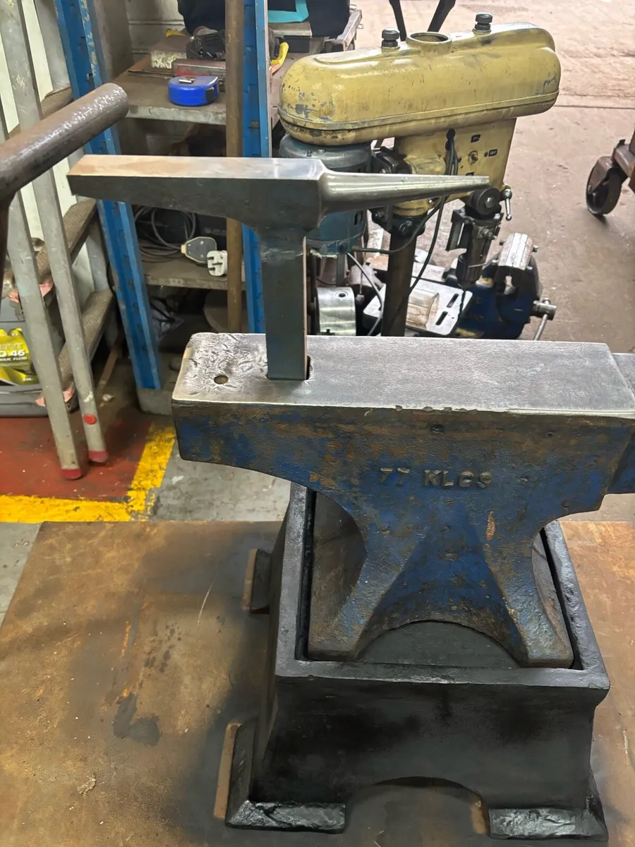 77 cast steel brooks anvil & Stand. - Image 2