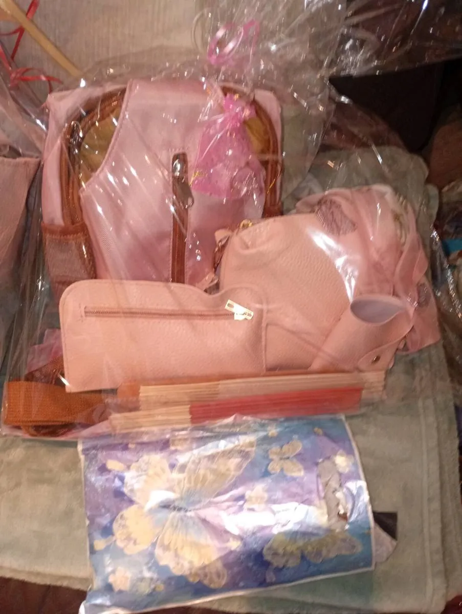 4 woman's  gift hsppers - Image 2