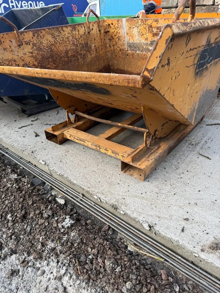 Tipping skip - Image 1