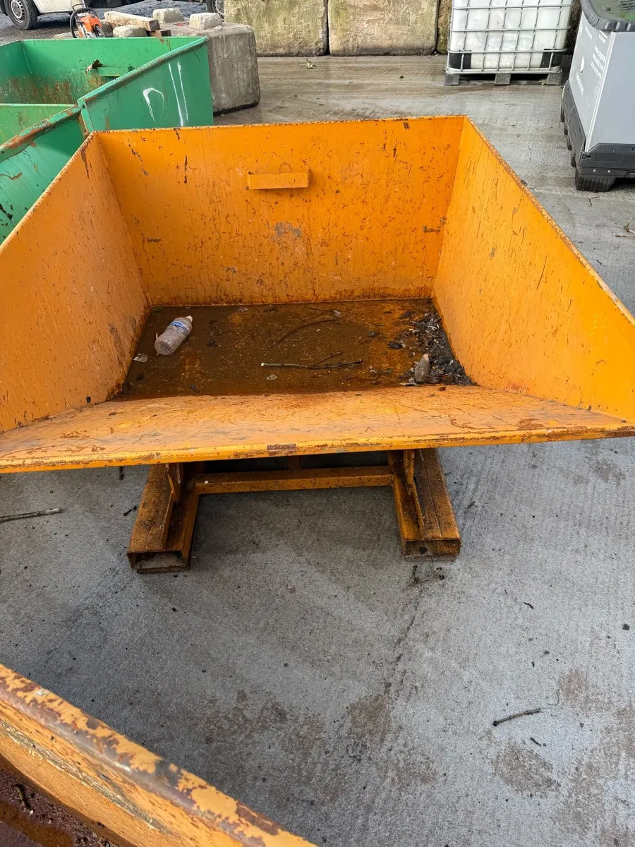 Tipping skip - Image 1