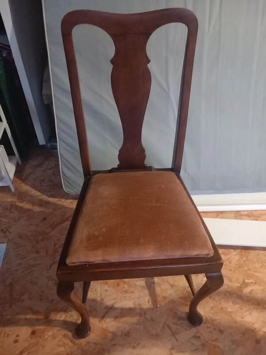 6  wooden chairs - Image 1