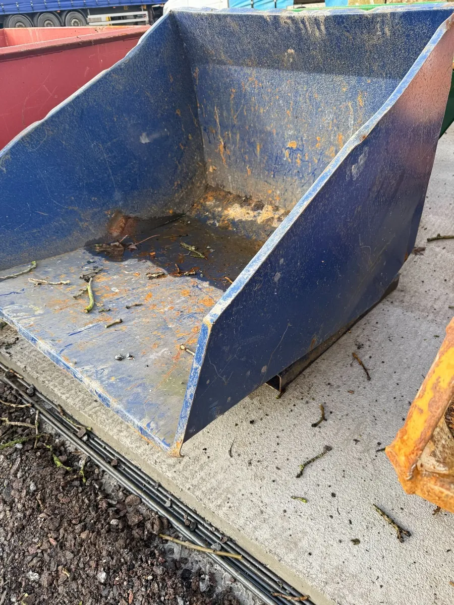 Tipping Skip - Image 1