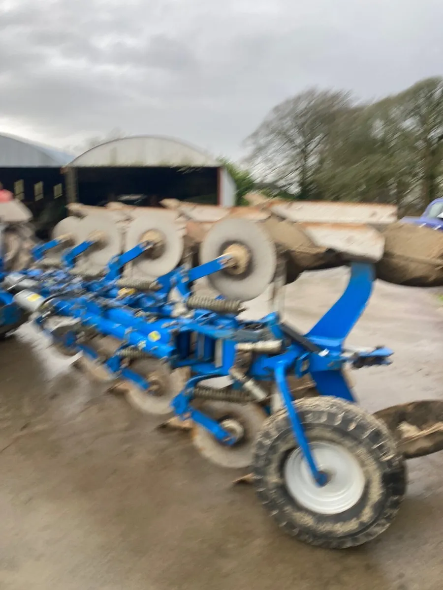 Overum Plough - Hydraulic variwidth - Image 1