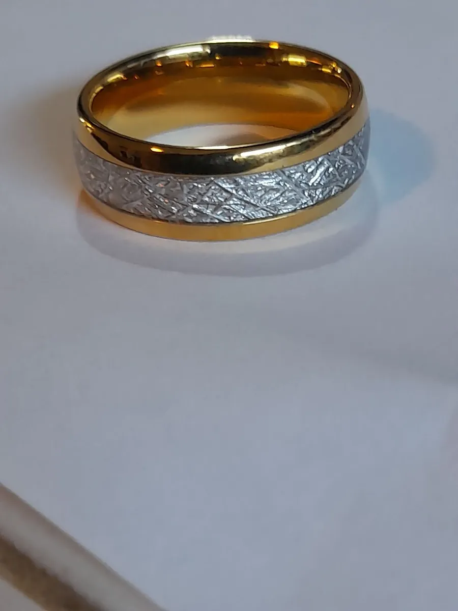 New Tungsten  carbride 8mm wi gold band ring 10.5 - Image 2
