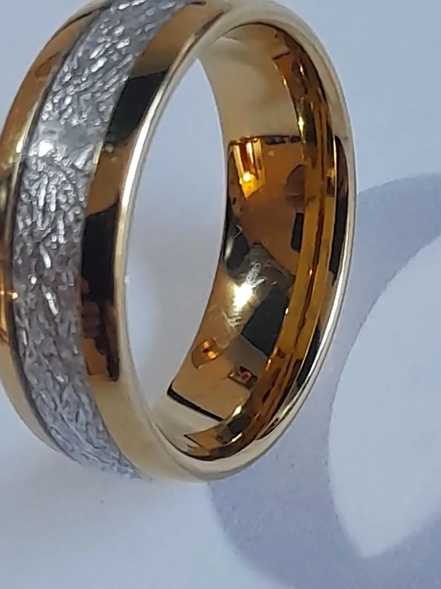 New Tungsten  carbride 8mm wi gold band ring 10.5 - Image 3