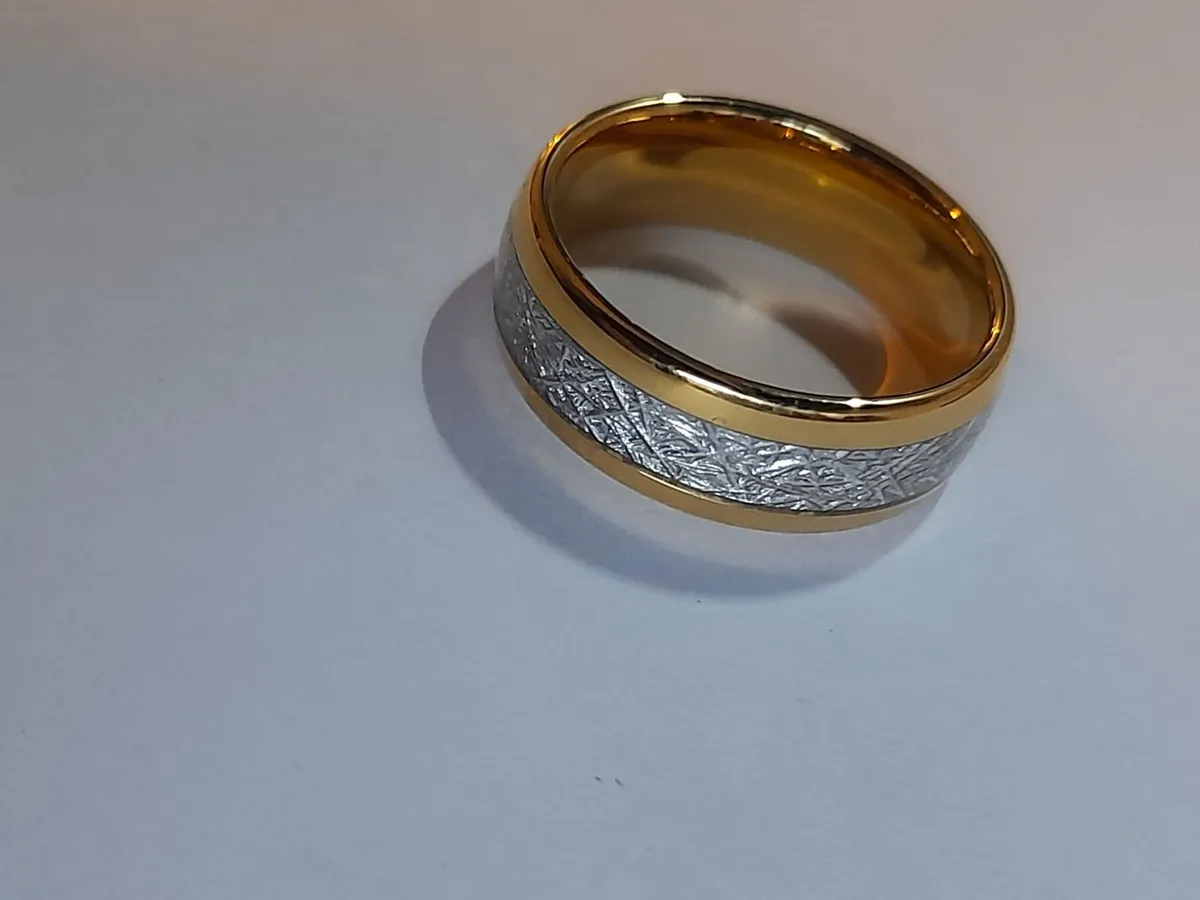 New Tungsten  carbride 8mm wi gold band ring 10.5 - Image 4