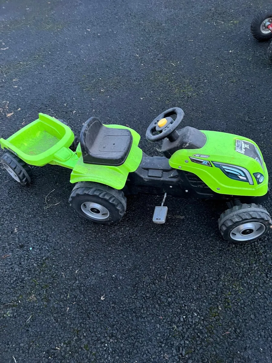 Pedal tractor for children - Image 1