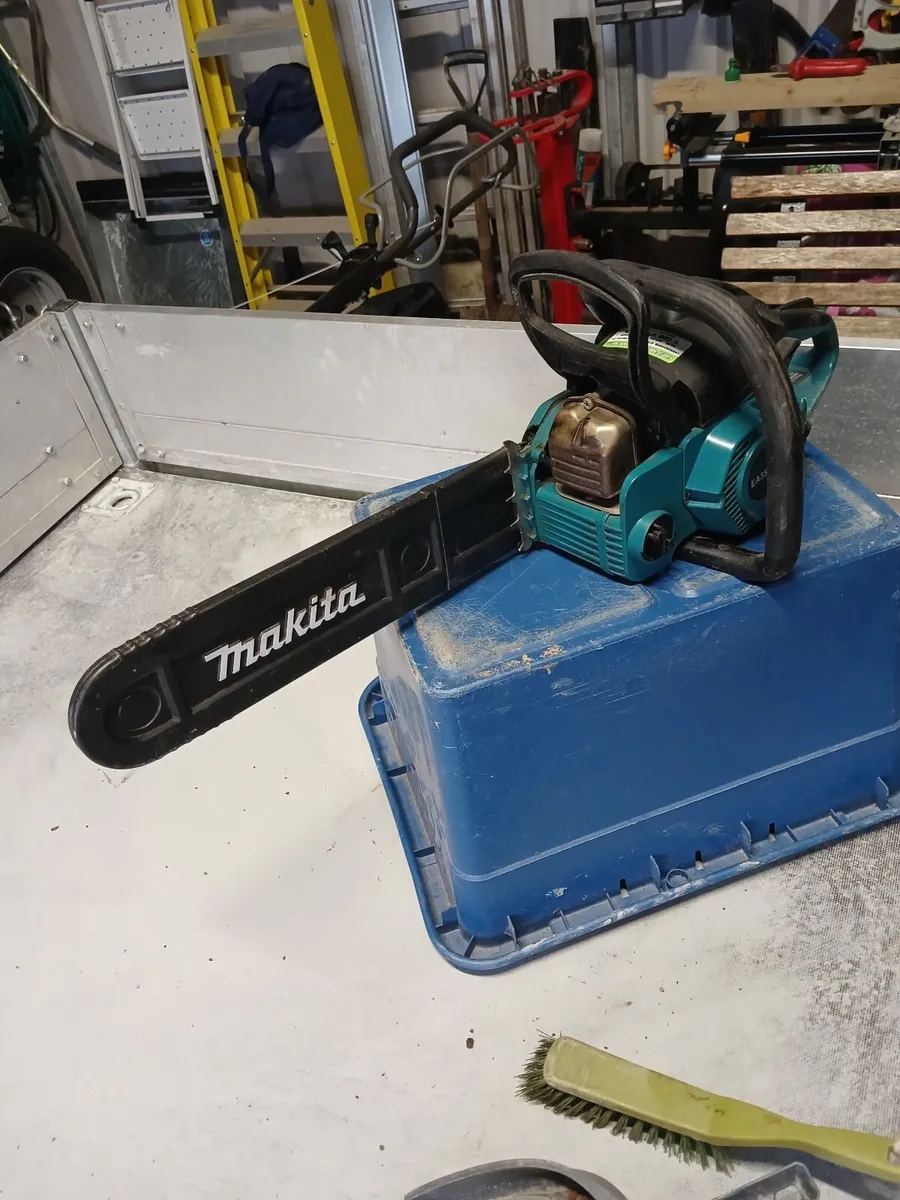 Makita petrol chain saw - Image 3