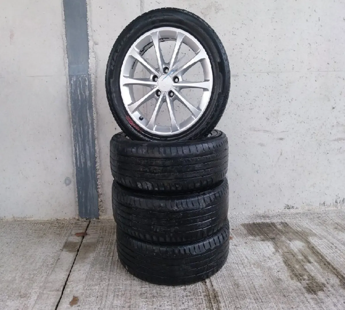 2013 Volkswagen Jetta 17" Alloy Wheel Set - Image 1