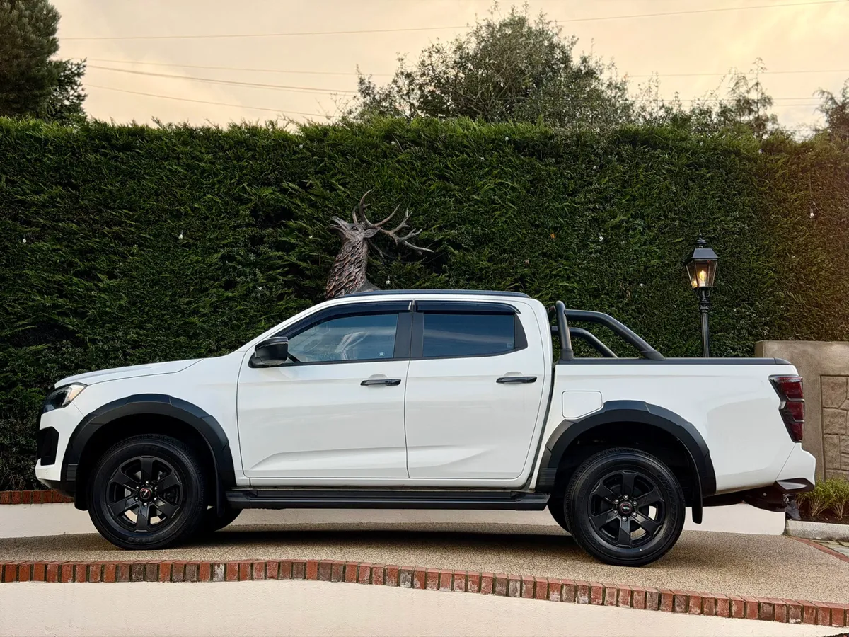252 Isuzu DMax LSE great spec only 6500km incl vat - Image 4