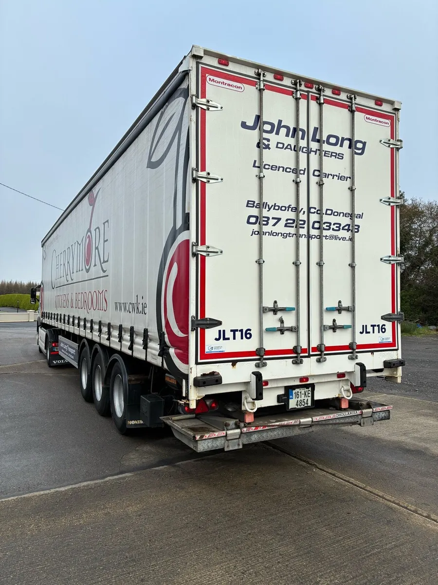 Curtainsider with tail-lift - Image 1