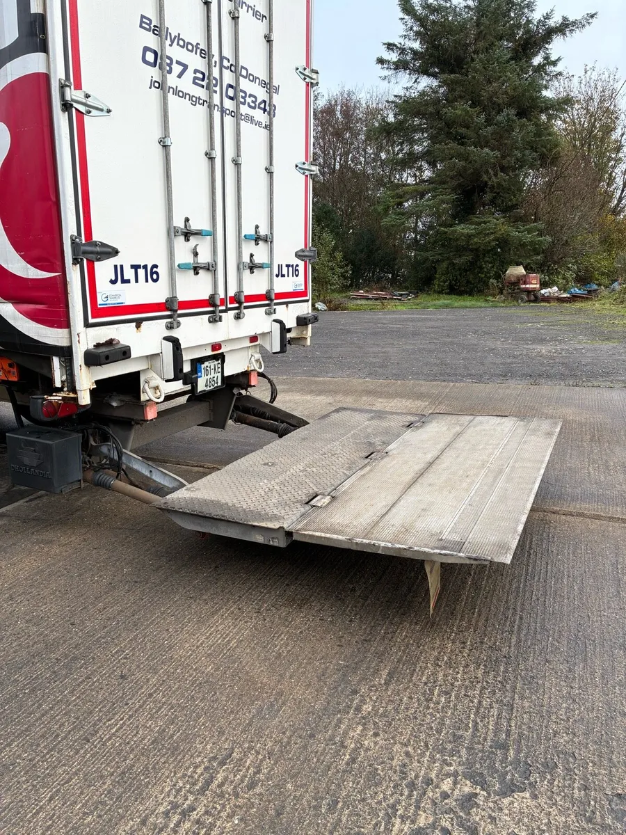 Curtainsider with tail-lift - Image 2