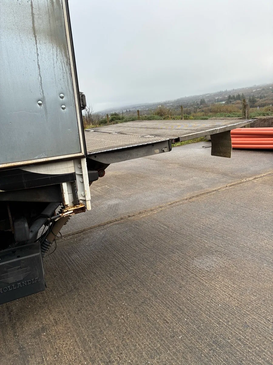 Curtainsider with tail-lift - Image 3