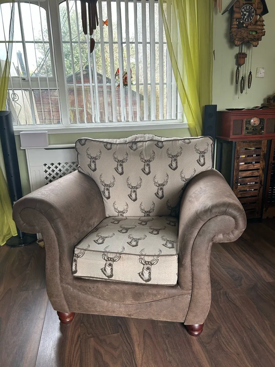 Suite of furniture - Image 1