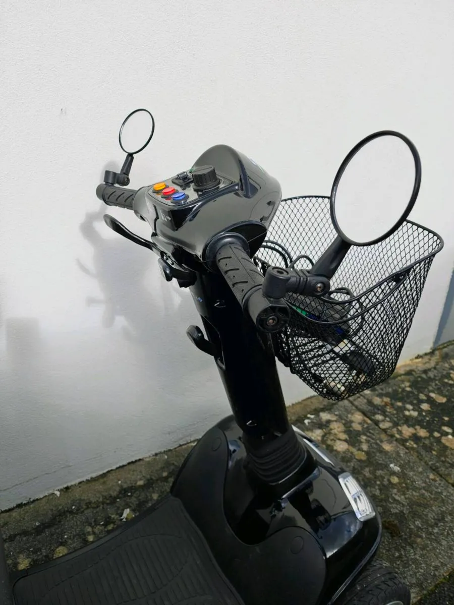 Kymco Super 8 Mobility Scooter needs batteries - Image 2