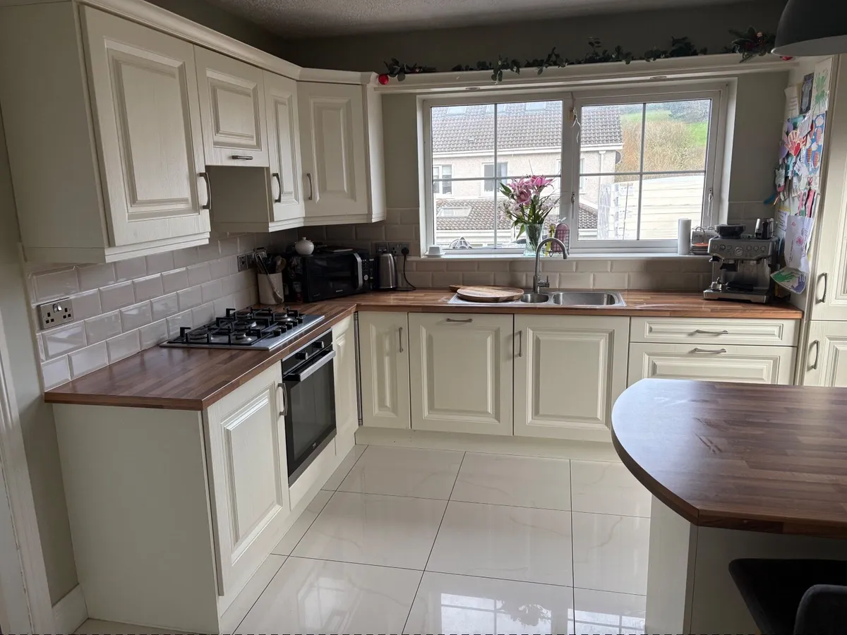 Kitchen units & appliances - Image 1