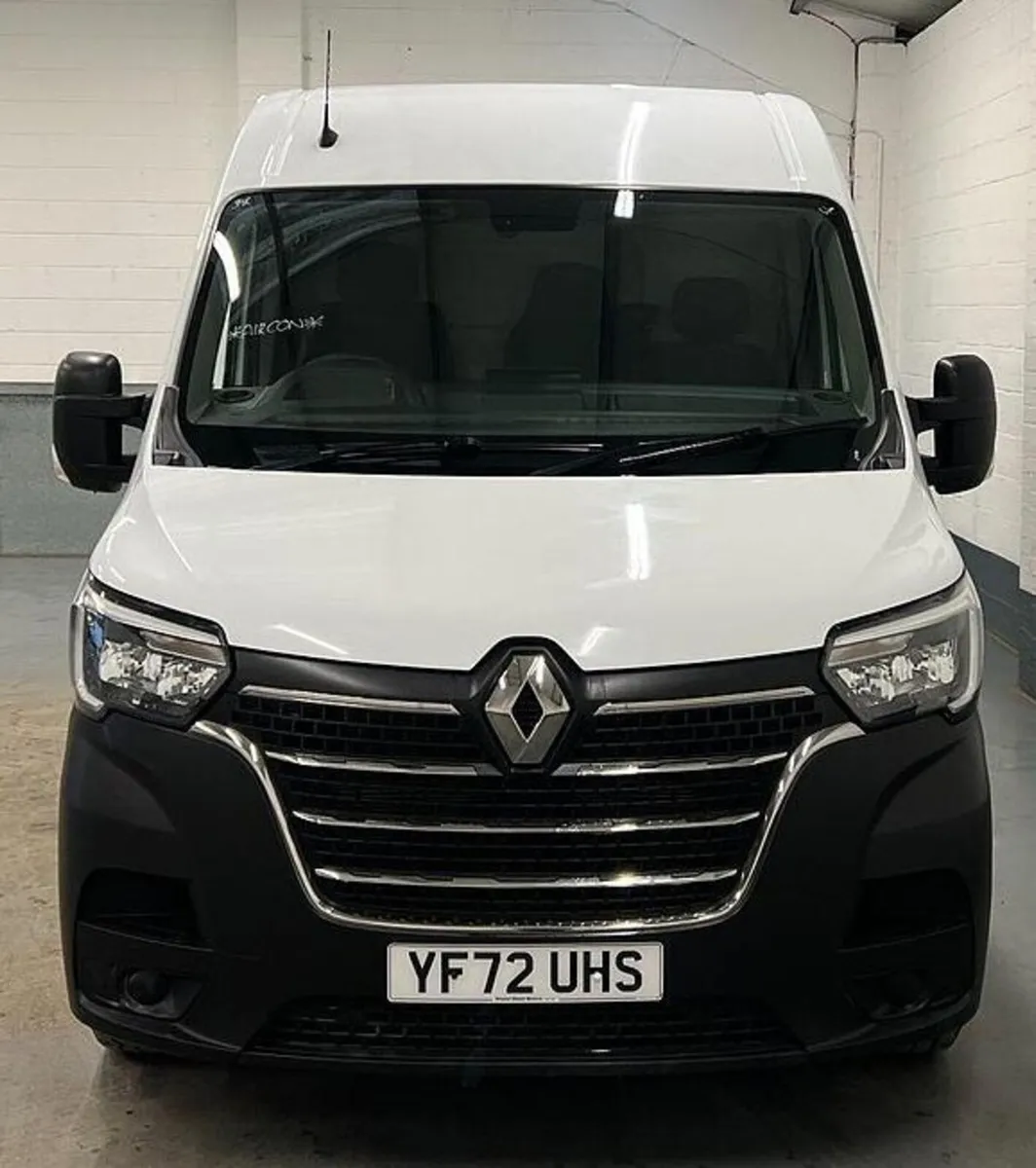 2023 Renault Master Medium Roof Panel Van - Image 3