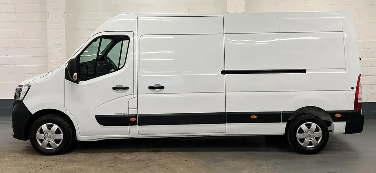 2023 Renault Master Medium Roof Panel Van - Image 1