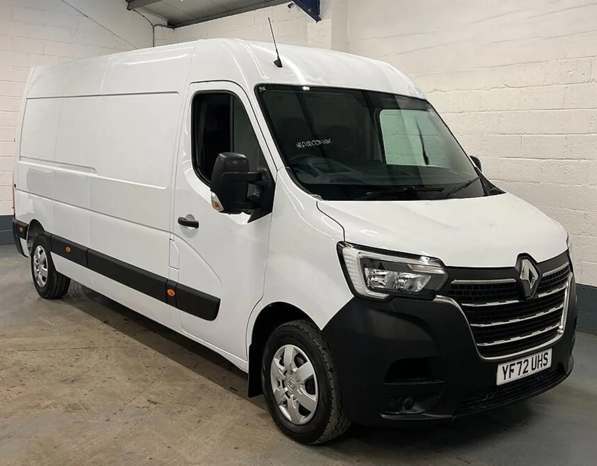 2023 Renault Master Medium Roof Panel Van - Image 4