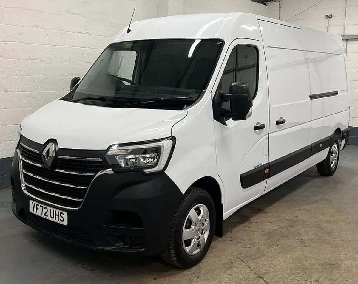 2023 Renault Master Medium Roof Panel Van - Image 2