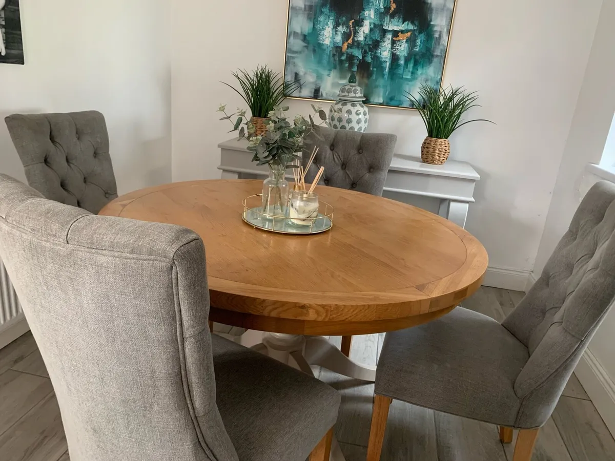 Table and chairs - Image 2